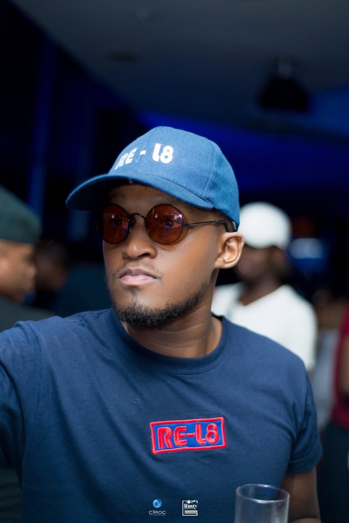 Round shades turned to the light, RE-L8 tee