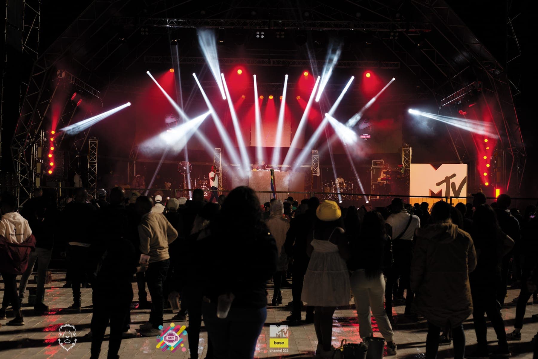Crowd facing a red-lit stage and the MTV Base screen
