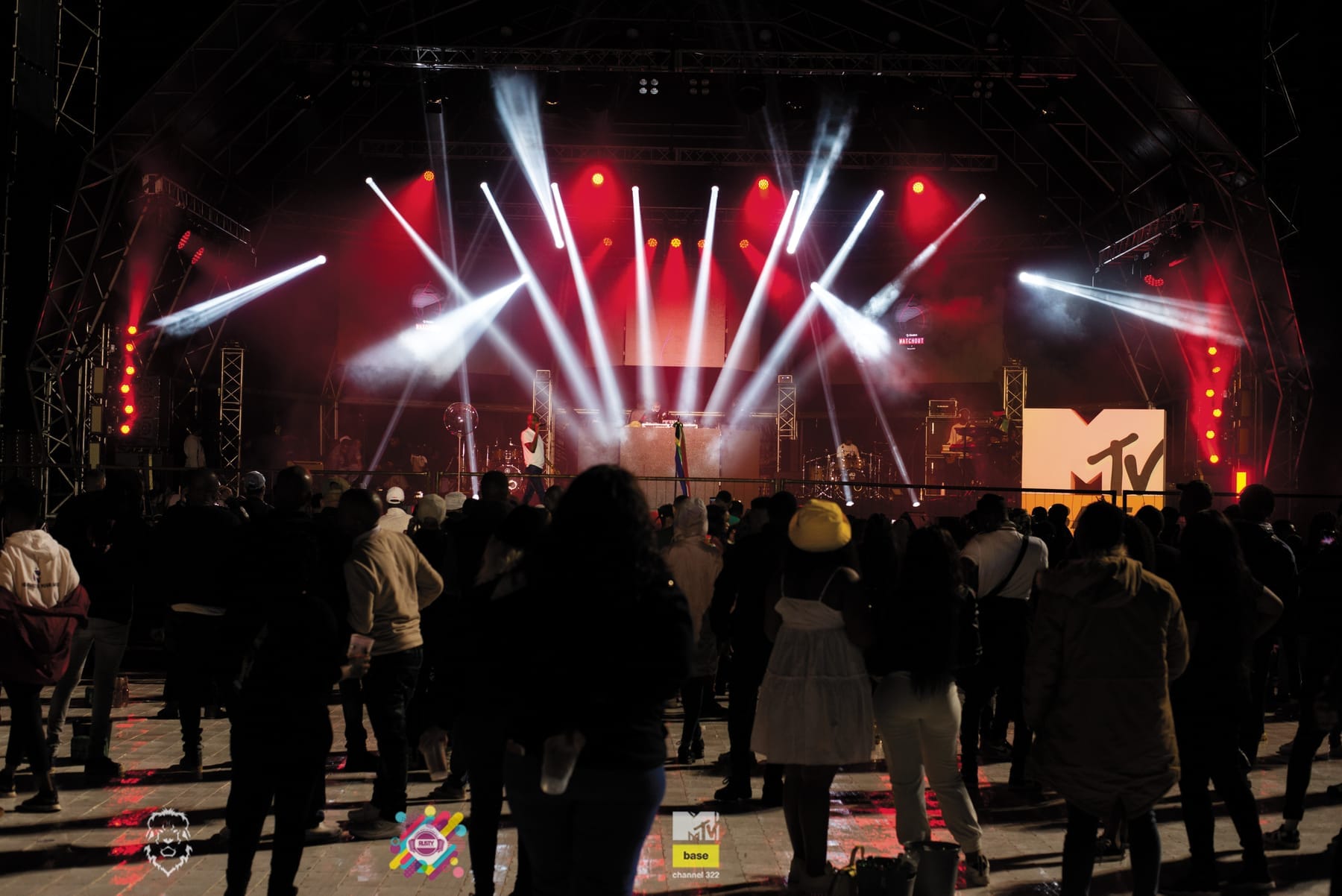 Crowd facing a red-lit stage and the MTV Base screen